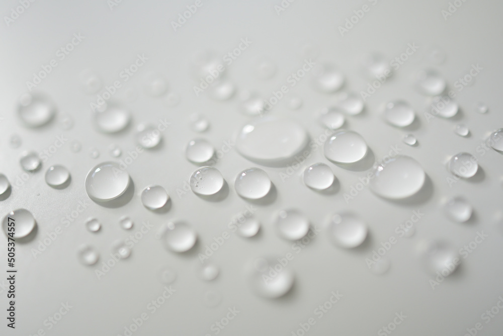 Gouttes d'eau sur fond blanc Gouttes d'eau sur fond blanc