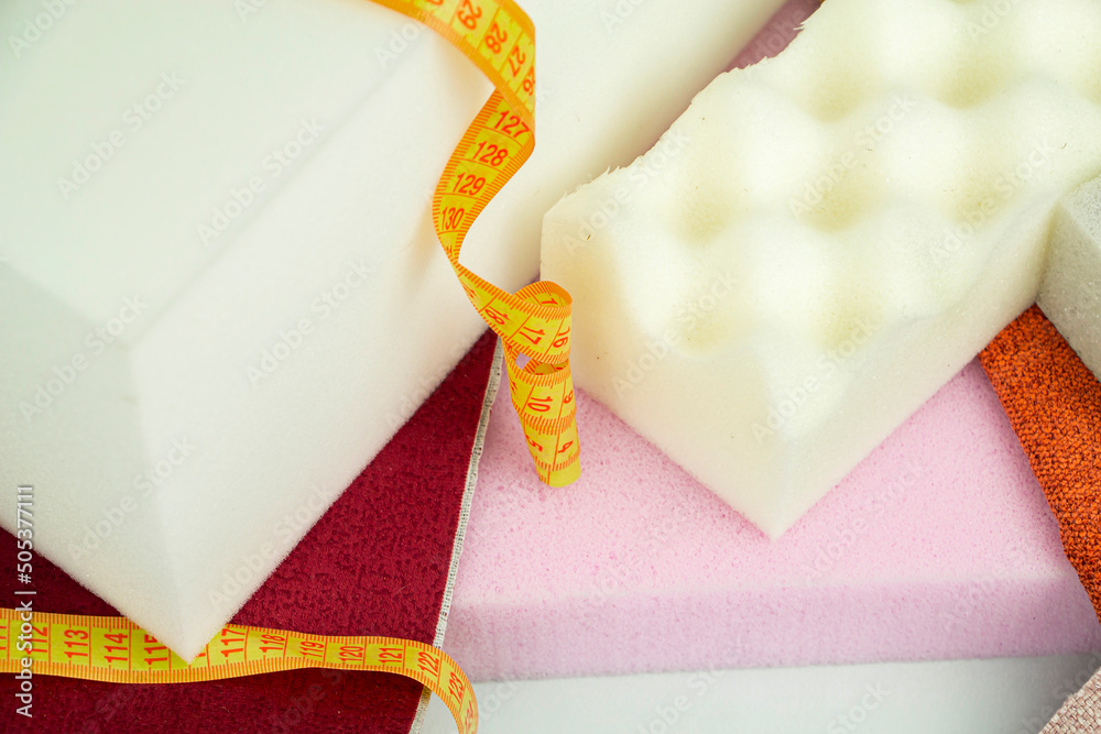 Φωτογραφία a piece of foam rubber of different sizes and colors, production of upholstered furniture