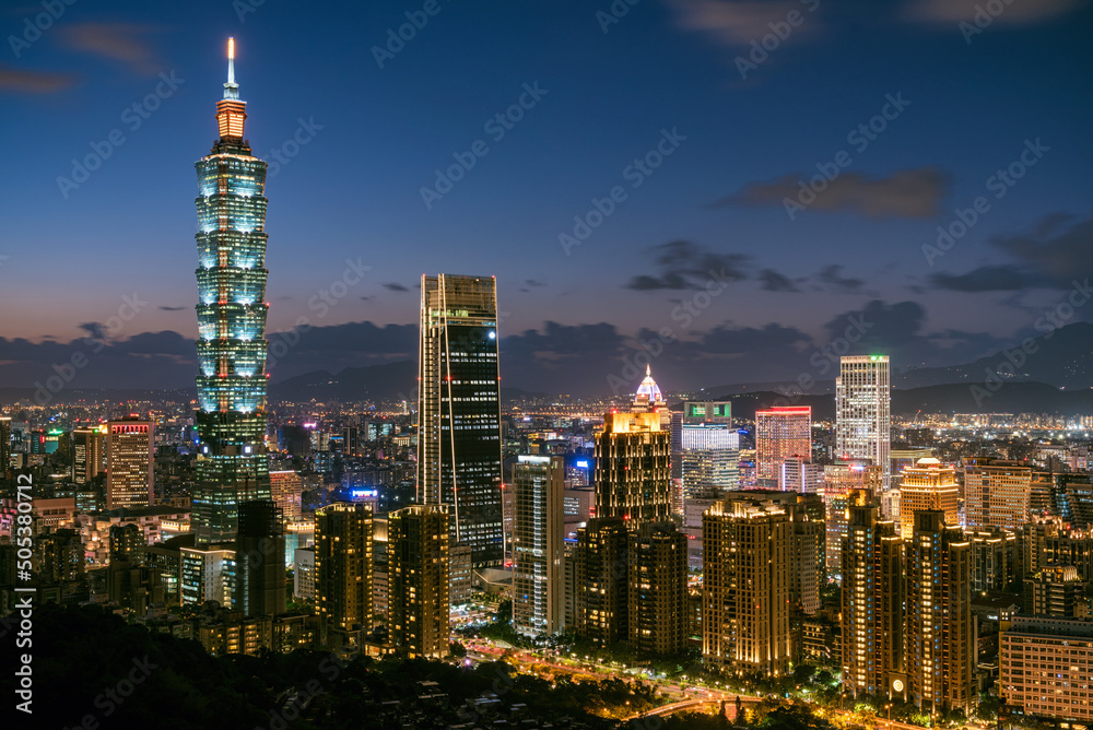 Fototapeta premium Xiangshan Elephant Moutain, 象山, Taipei 101, Taipei, Taiwan.