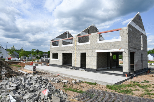 immobilier construction maison logement lotissement brique beton materiaux architecture credit terrain terrasse photo