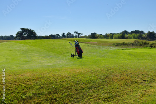 Terrain de golf et caddie © Anthony SEJOURNE