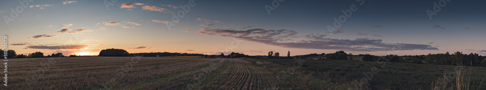 Coucher de soleil sur champs, Tarn, sud de la France Coucher de soleil sur champs, Tarn, sud de la France