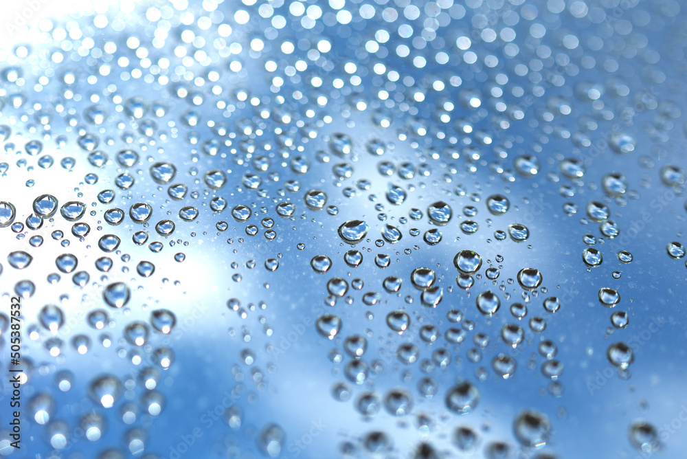 Gouttes de pluie sur la vitre - ciel et nuages en arrière plan