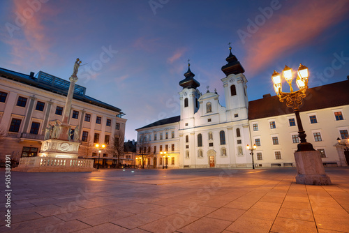 Obraz na płótnie Gyor, Hungary. Cityscape image of downtown Gyor, Hungary with Szechenyi Square at sunrise. w salonie