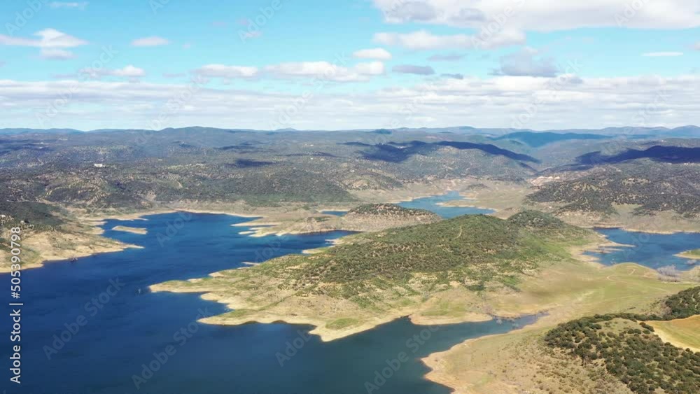 survol d'une retenue d'eau, barrage hydroélectrique en Andalousie dans le sud de l'Espagne survol d'une retenue d'eau, barrage hydroélectrique en Andalousie dans le sud de l'Espagne