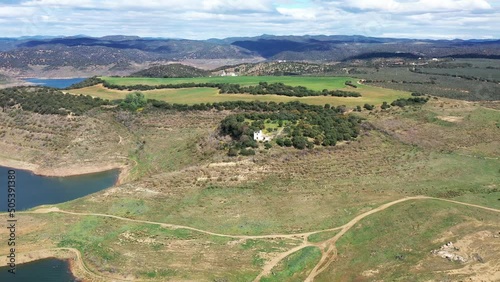 survol d'une retenue d'eau, barrage hydroélectrique en Andalousie dans le sud de l'Espagne
