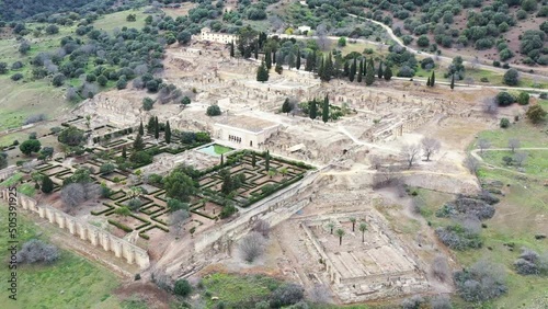 Ruines de Medina Azahara, palais médiéval arabo-musulman près de Cordoue, en Espagne photo