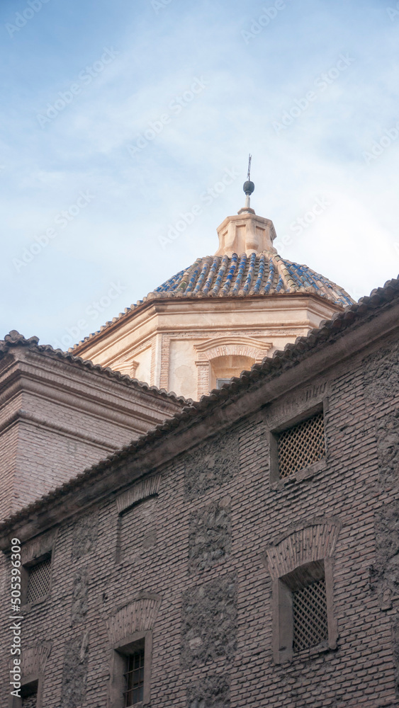 Cúpula de tejas azulas en iglesia antigua de ladrillo