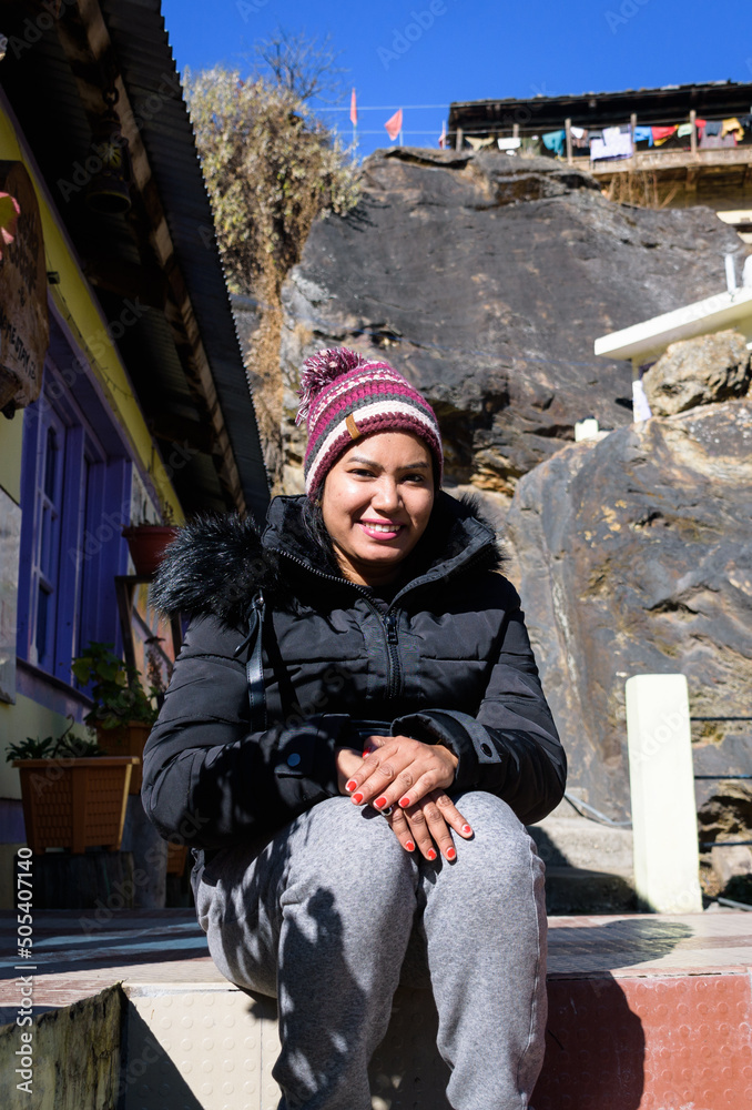 Φωτογραφία Young Indian female solo traveller hiking through the  beautiful villages of Sai