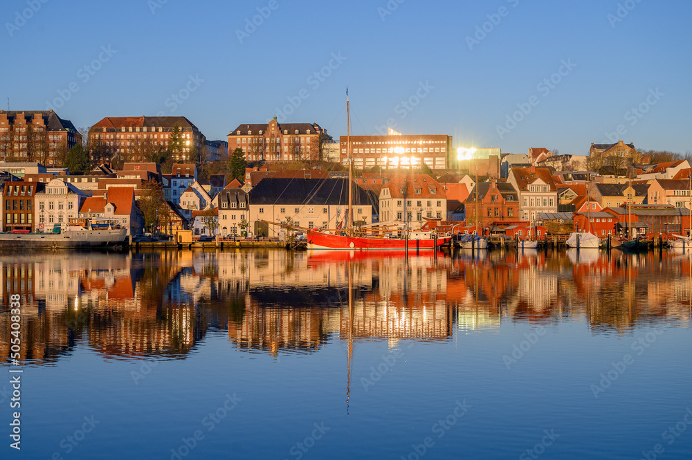 Hafen von Flensburg, früh morgens mit der Dagmar Aaen vor dem Schifffahrtsmuseum