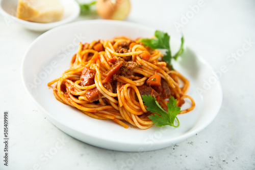 Spaghetti with tomatoes and lamb