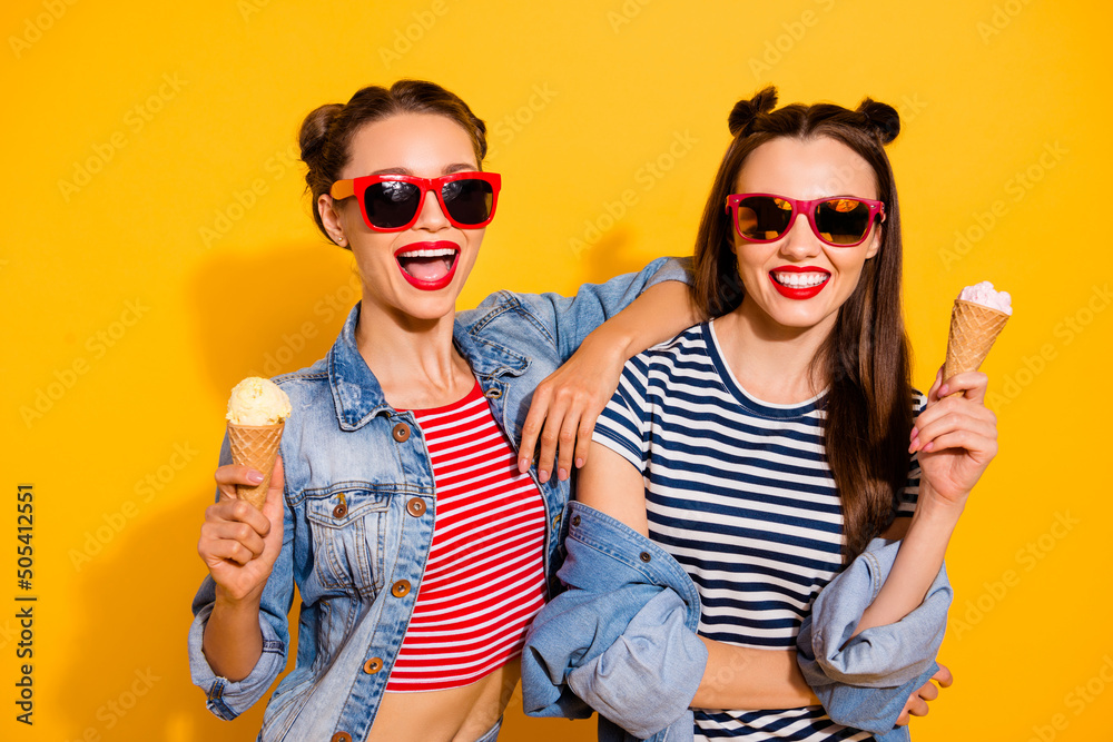 Φωτογραφία Photo of two excited carefree pretty people hug enjoy ice cream isolated on yell