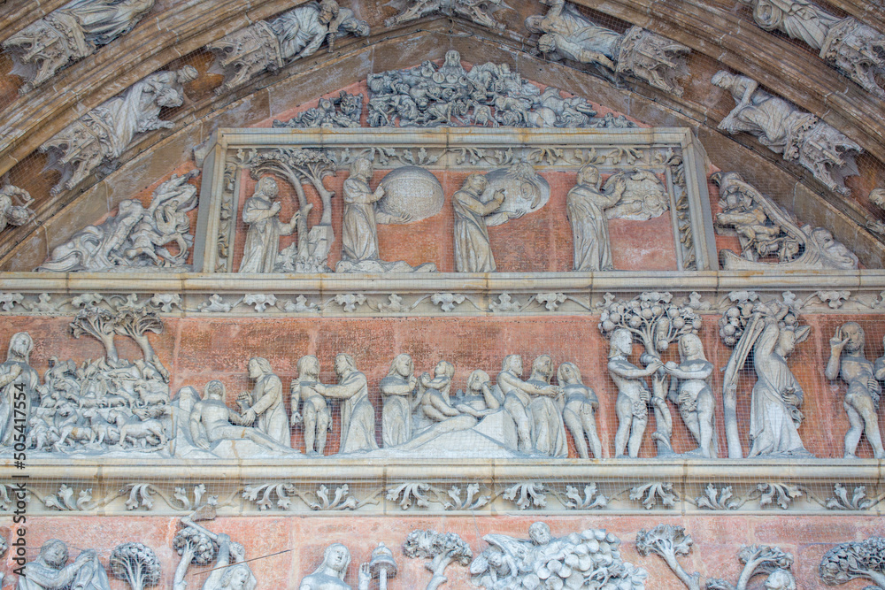 Obraz na plátně Close-up of the tympanon above main gate of Ulm cathedral