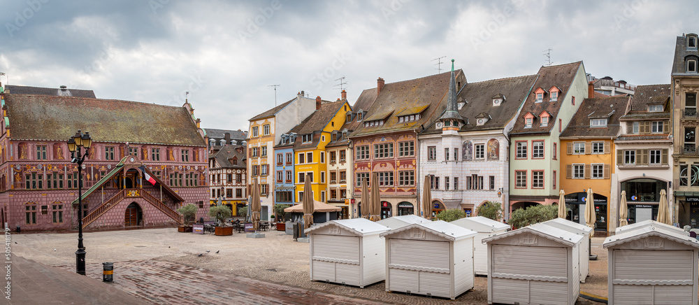 Mulhouse, Alsace, France, 20 april 2022 - Old traditional buildings