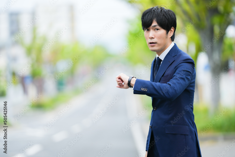 外を歩く営業のスーツ男性 外を歩く営業のスーツ男性