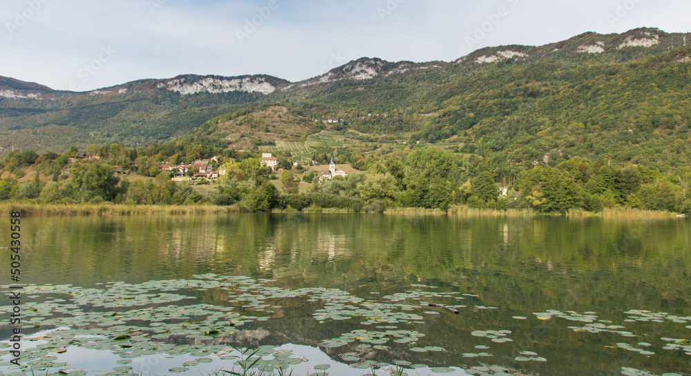 Φωτογραφία Lac à Saint-Jean-de-Chevelu qui est une commune française située dans le département de la Savoie, en région Auvergne-Rhône-Alpes