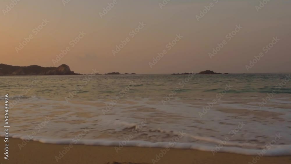 Sunrise on paradisiacal beach in summer. Mexican beaches in Oaxaca. Bay of San Agustin Huatulco. Beach vacation. Tourist destination. Crystalline waters. Travels.Tropical beach with ocean and clouds l Sunrise on paradisiacal beach in summer. Mexican beaches in Oaxaca. Bay of San Agustin Huatulco. Beach vacation. Tourist destination. Crystalline waters. Travels.Tropical beach with ocean and clouds l