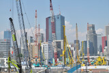 都市開発が進む高輪ゲートウェイ駅周辺　林立する建築クレーンと杭打機（東京都港区　2022）　横位置