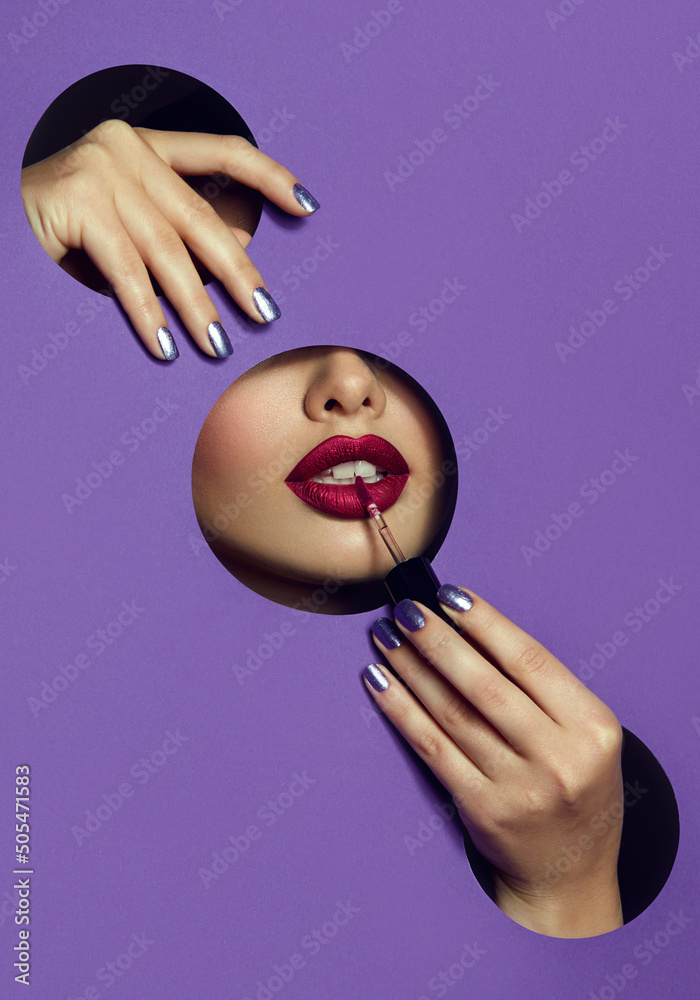 Φωτογραφία The face of a young woman close-up with smooth skin paints lips with lipstick