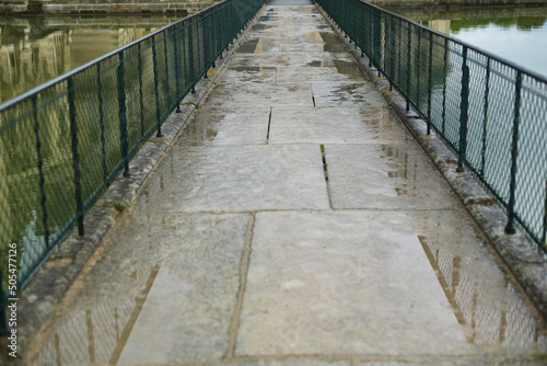 Passerelle sous la pluie