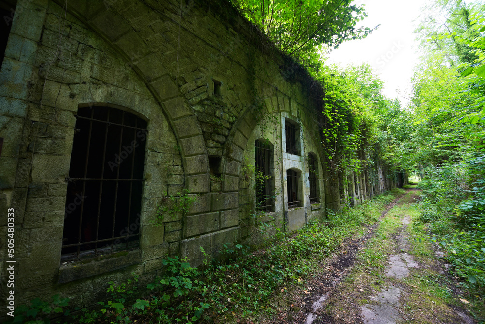 Bâtiments délabrés et abandonnés - Citadelle guerre mondiale Bâtiments délabrés et abandonnés - Citadelle guerre mondiale