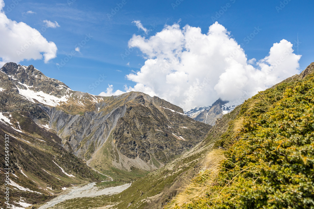 Paysage depuis le chemin de randonnée vers le Refuge de Chabournéou dans la Vallée du Valgaudemar Paysage depuis le chemin de randonnée vers le Refuge de Chabournéou dans la Vallée du Valgaudemar