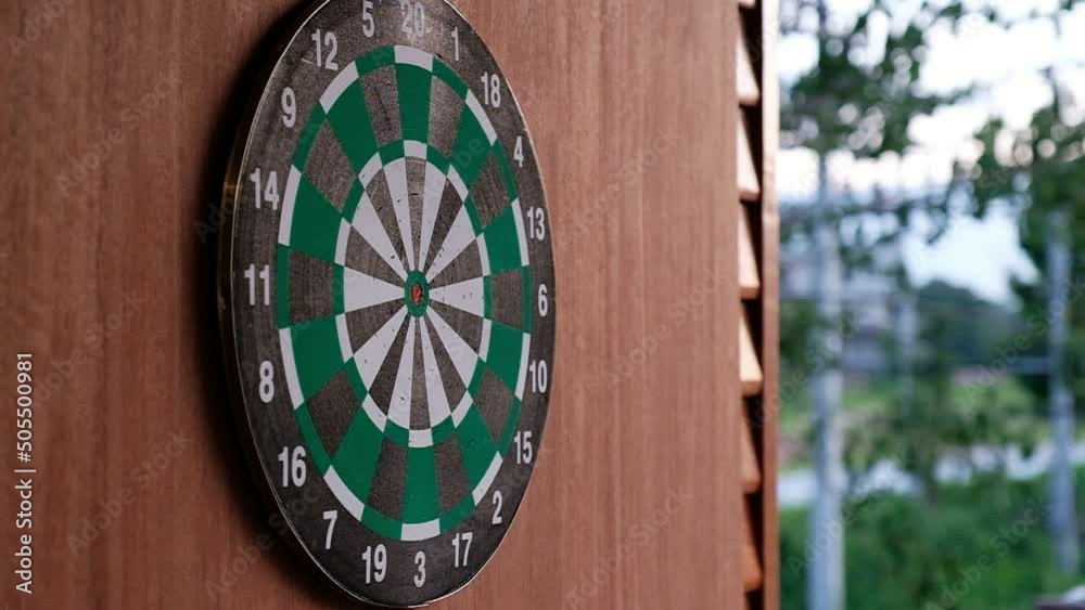 Red dart arrow throwing to the circle dartboard
