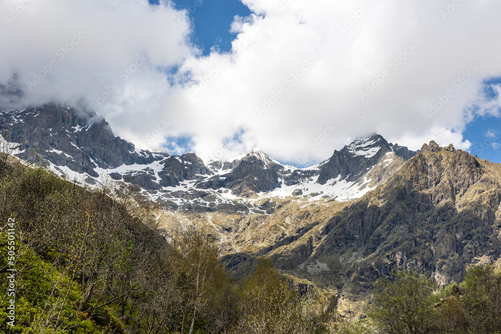 Obraz premium Paysage depuis le chemin de randonnée vers le Refuge de Chabournéou dans la Vallée du Valgaudemar