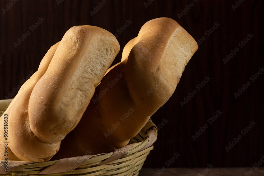 Pan frances tradicional de guatemala dentro de canasta tipica vista