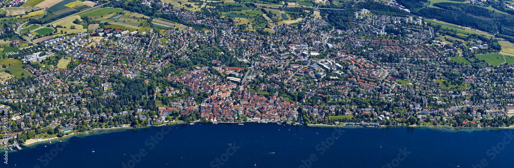 Überlingen am Bodensee in Deutschland - Luftbildpanorama