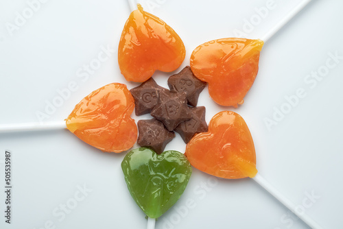 Lizaki w kolorze pomarańczowym na biały tle photo