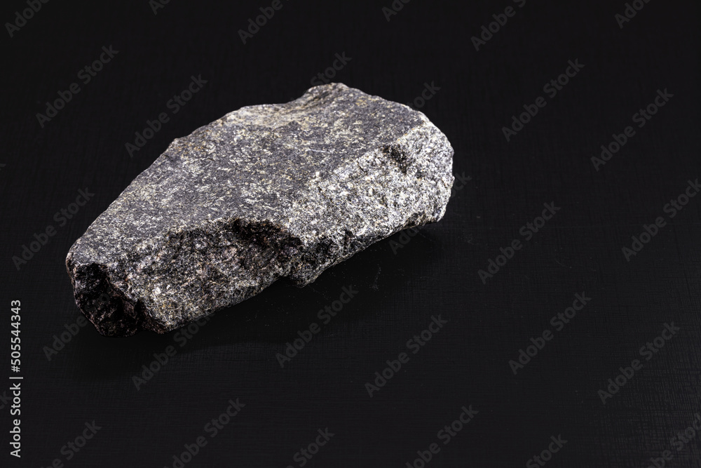 boulder or crushed stone, stone or rock used in the construction industry. Pedrisco or crushed stone is crushed stone with mesh