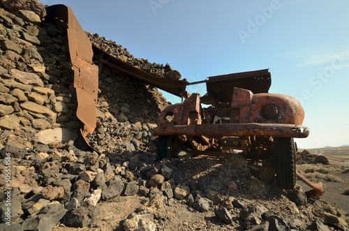 I rottami di un camion in una vecchia cava vulcanica abbandonata a Lanzarote - Isole Canarie - Spagna photo