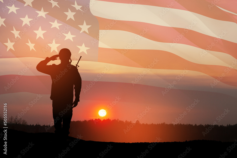Φωτογραφία USA army soldier saluting on a background of sunset or sunrise and USA flag