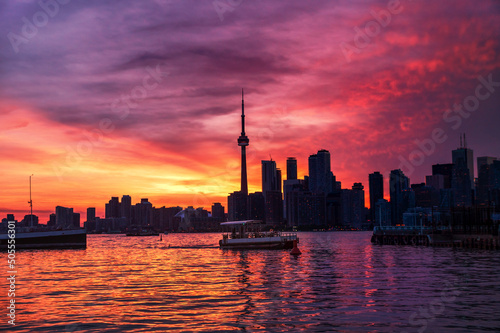 Canvas Print Summer sunset view from Toronto Islands across Inner Harbour of the Lake Ontario