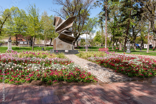 Beautiful shot of a statue and sunny roses in Spomenik 