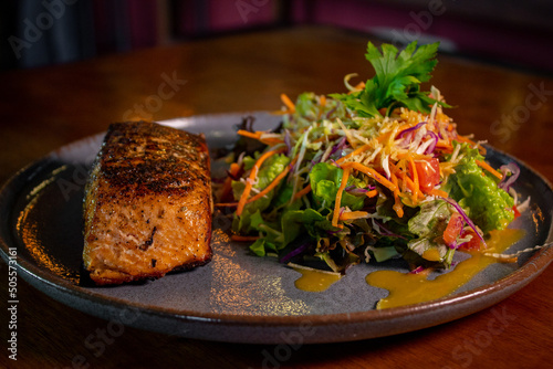 Salmão grelhado com salada, prato fit light 