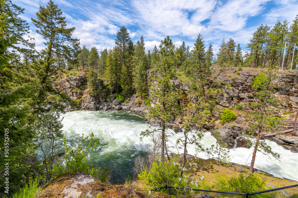 Φωτογραφία The Spokane River as it flows through the Falls Park forest area near the dam in the rural city of Post Falls, Idaho, USA