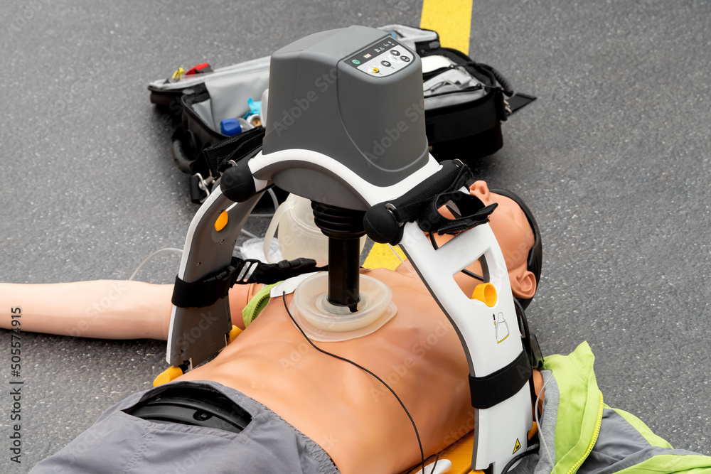 Ταπετσαρία Electronic resuscitation by rescue assistance on a manikin.