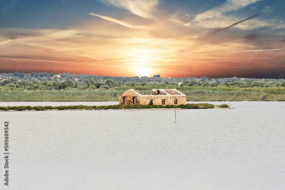 Φωτογραφία An abandoned fisherman's cottage on a lake in the Vendicari marine reserve, in Sicily, Italy
