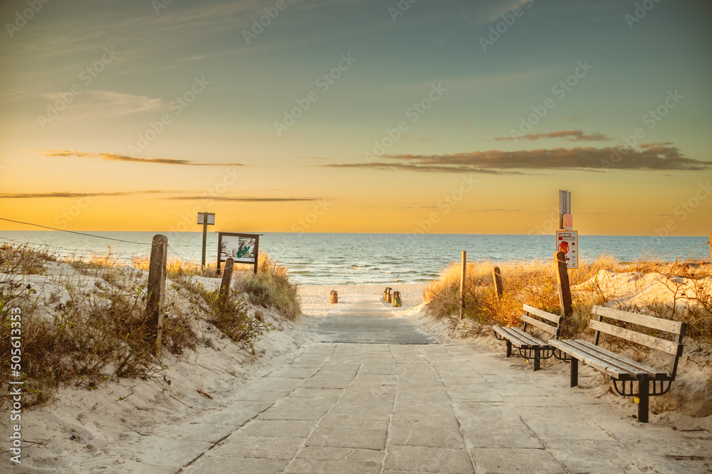 Fototapeta premium Wyjście na plażę w Karwi.