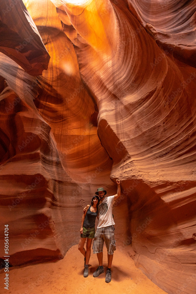 Φωτογραφία A couple admiring the beauty of the Upper Antelope Canyon in the town of Page, A