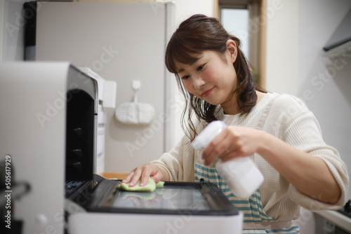 電子レンジの掃除をする女性