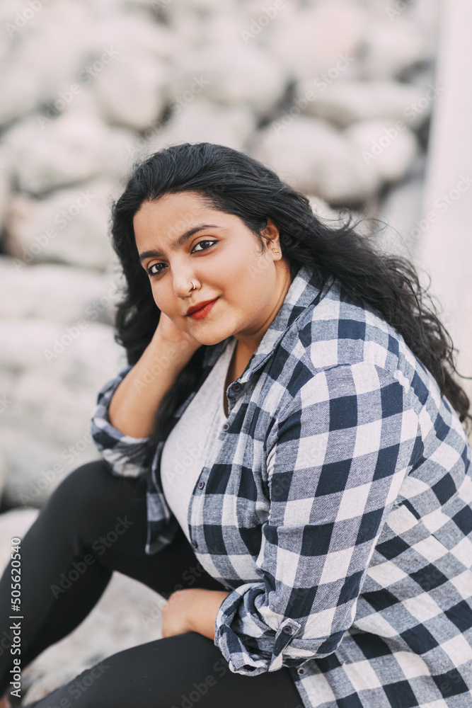 Φωτογραφία Street portrait of an Indian girl in a plaid shirt outdoors