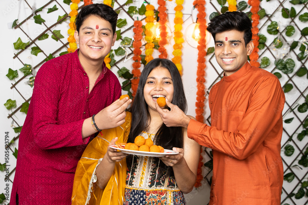 Φωτογραφία Portrait of happy indian young kids or bothers and sister wearing traditional cl
