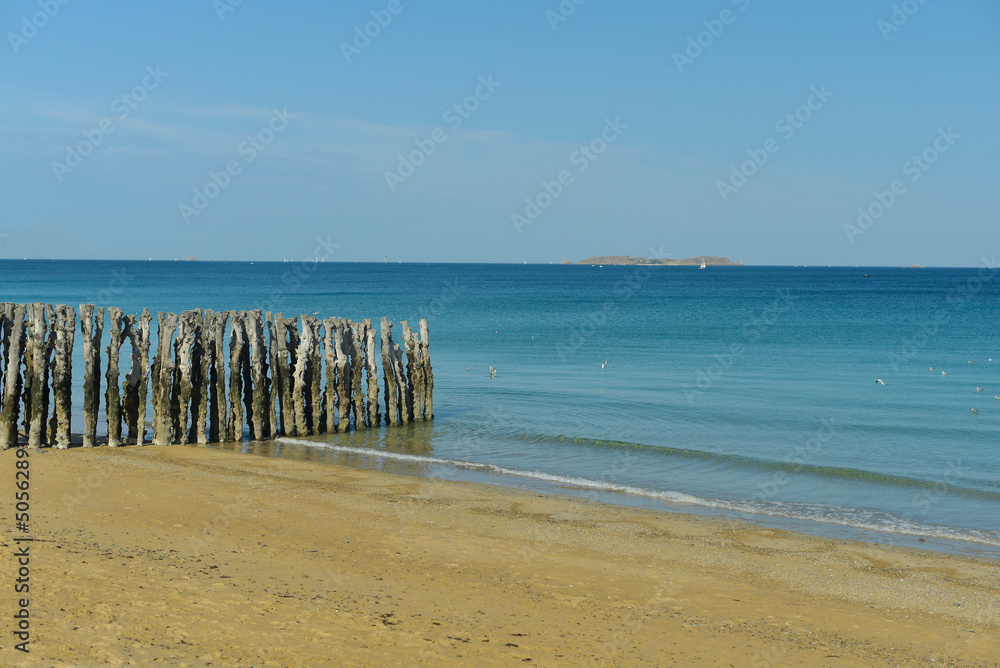Ταπετσαρία brises-lames - pieux en bois sur la plage du Sillon à Saint-Malo