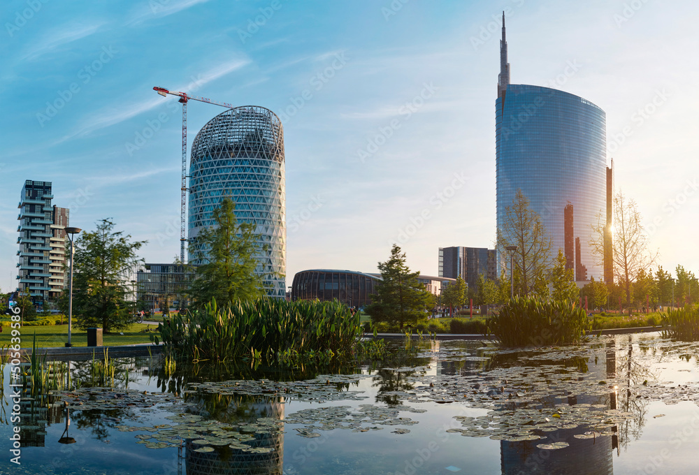 Φωτογραφία Modern buildings and artificial lake and gardens of the new business district of Milan