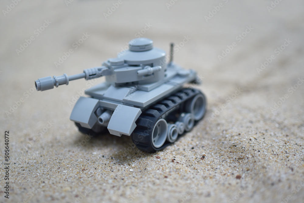 tank jouet miniature sur sable tank jouet miniature sur sable