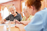 Senioren mit Demenz beim Gedächtnistraining
