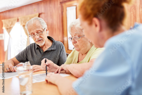 Senioren mit Demenz beim Gedächtnistraining